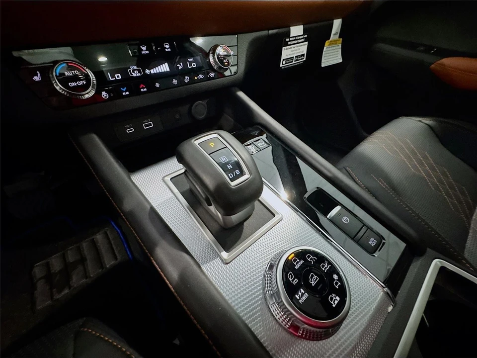 2025 Mitsubishi Outlander - Image 15 of 21