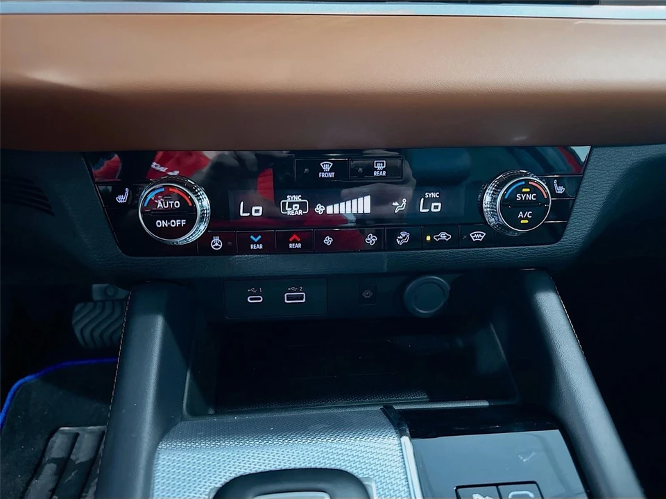 2025 Mitsubishi Outlander - Image 14 of 21