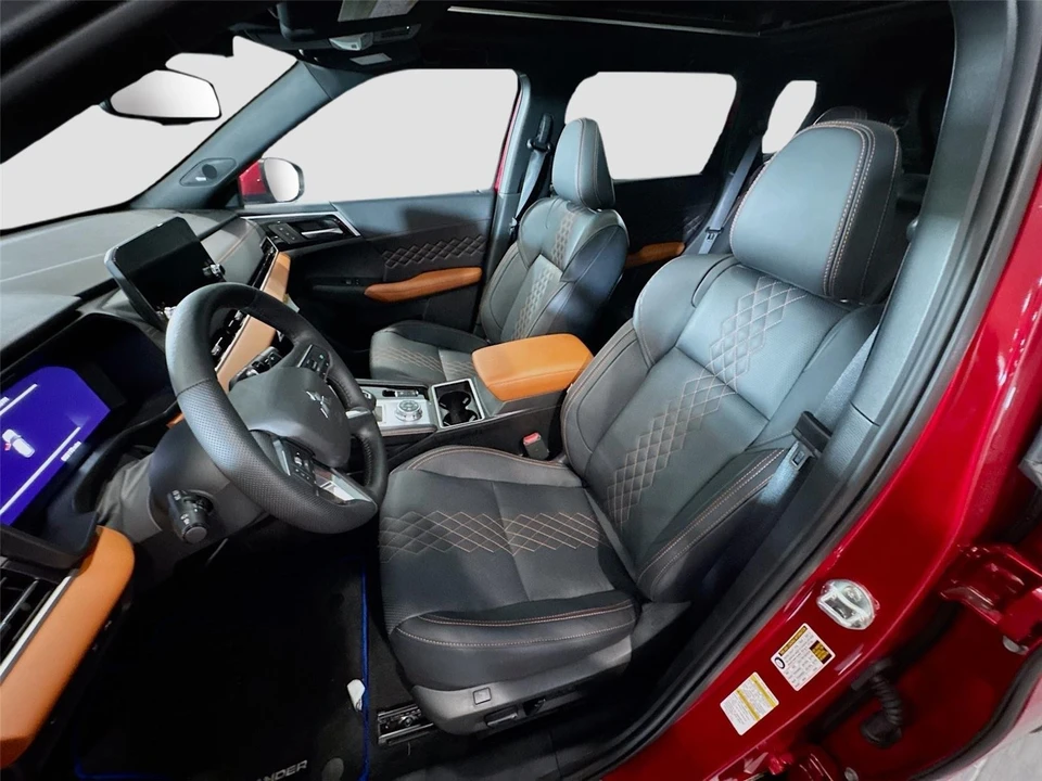2025 Mitsubishi Outlander - Image 2 of 21