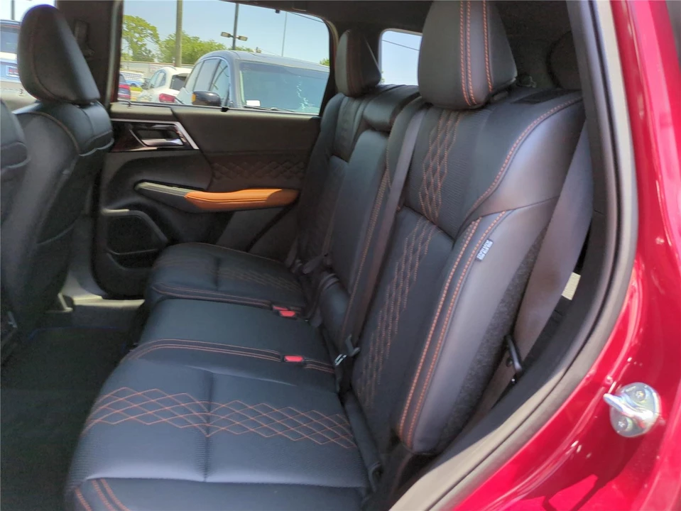 2025 Mitsubishi Outlander - Image 16 of 21