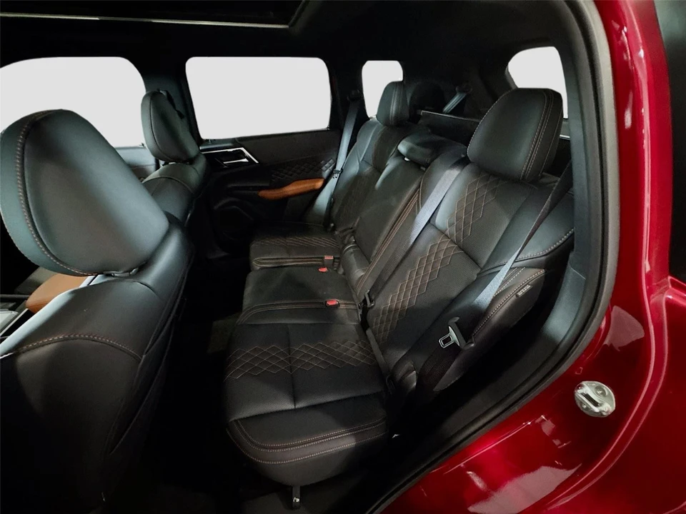 2025 Mitsubishi Outlander - Image 18 of 21