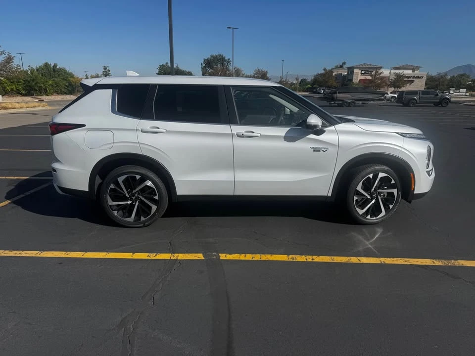 2025 Mitsubishi Outlander - Image 3 of 8