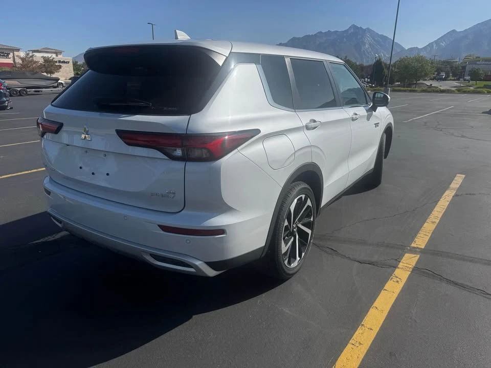 2025 Mitsubishi Outlander - Image 4 of 8