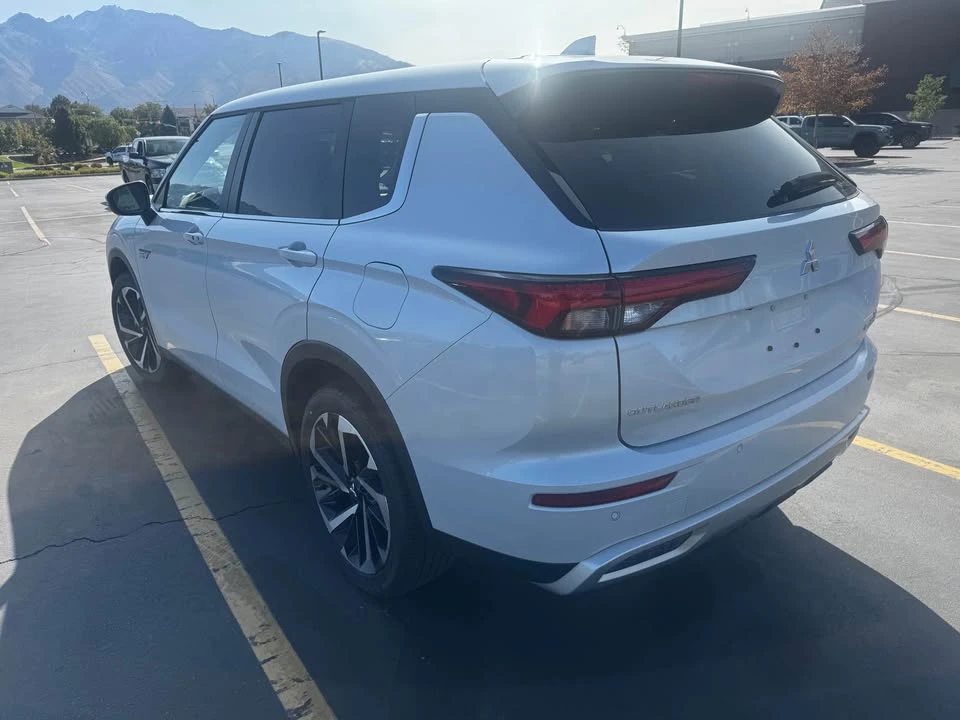 2025 Mitsubishi Outlander - Image 5 of 8