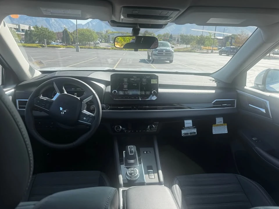 2025 Mitsubishi Outlander - Image 7 of 8