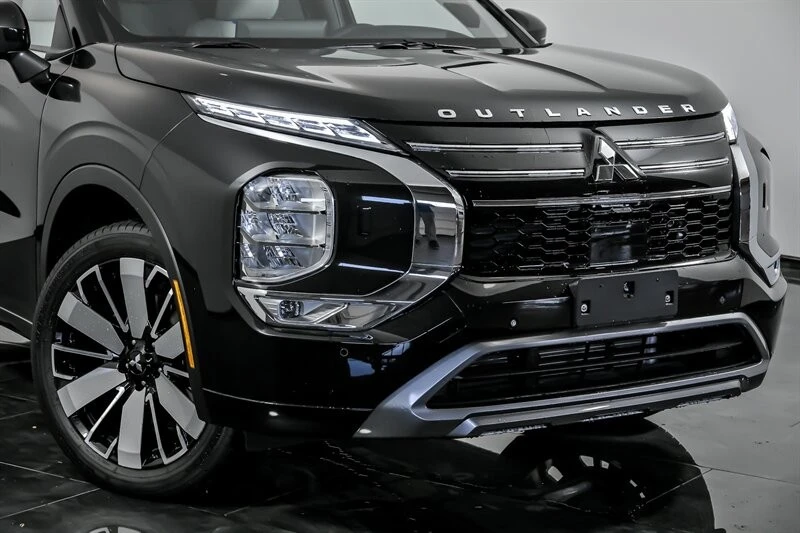 2025 Mitsubishi Outlander - Image 2 of 21