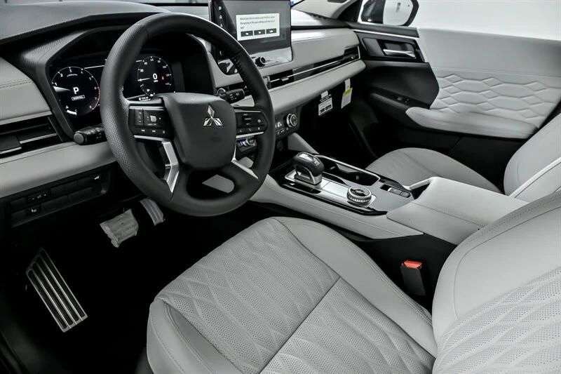 2025 Mitsubishi Outlander - Image 12 of 21