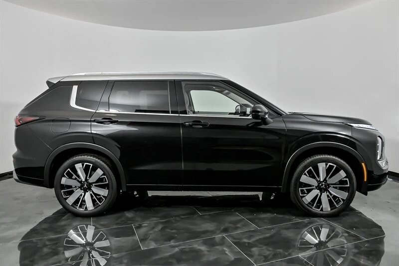 2025 Mitsubishi Outlander - Image 10 of 21