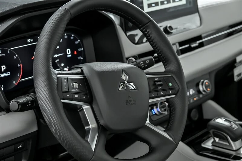 2025 Mitsubishi Outlander - Image 17 of 21