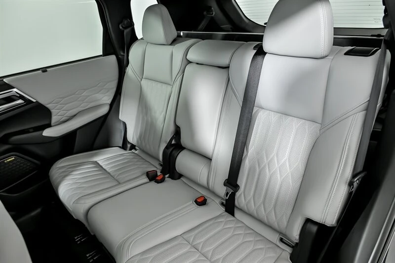 2025 Mitsubishi Outlander - Image 16 of 21
