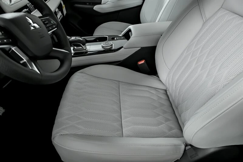 2025 Mitsubishi Outlander - Image 13 of 21