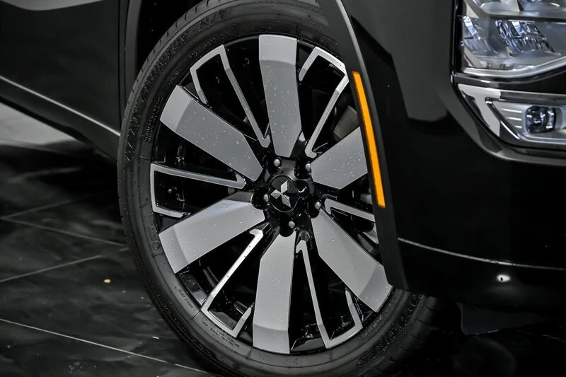 2025 Mitsubishi Outlander - Image 3 of 21