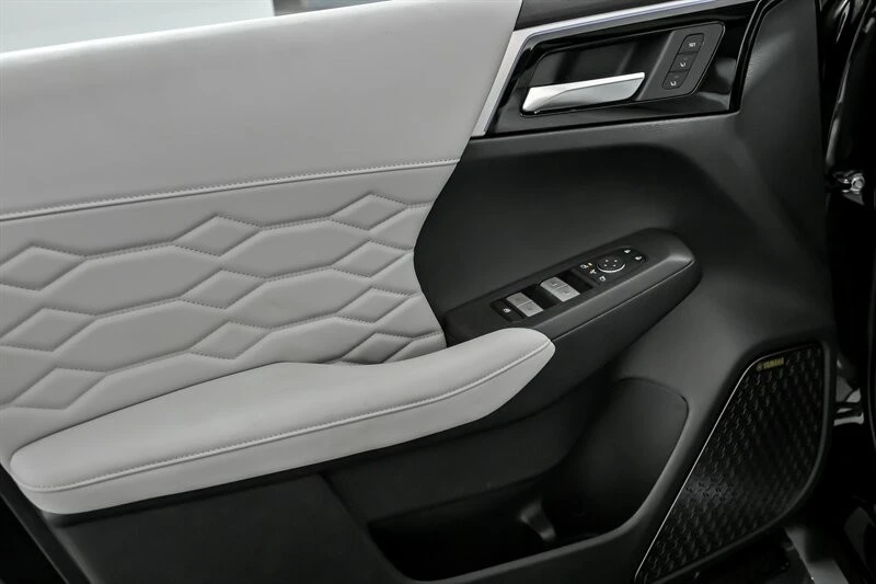 2025 Mitsubishi Outlander - Image 11 of 21