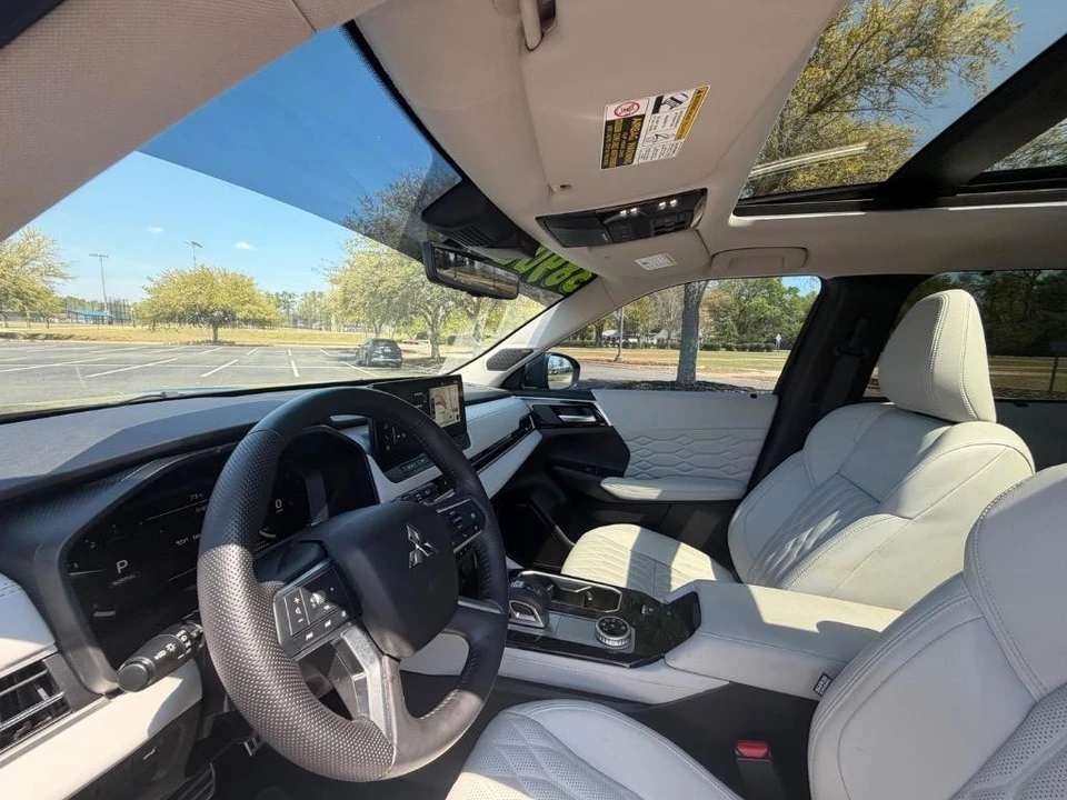 2025 Mitsubishi Outlander - Image 11 of 31