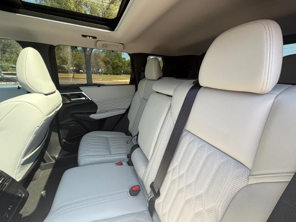 2025 Mitsubishi Outlander - Image 29 of 31