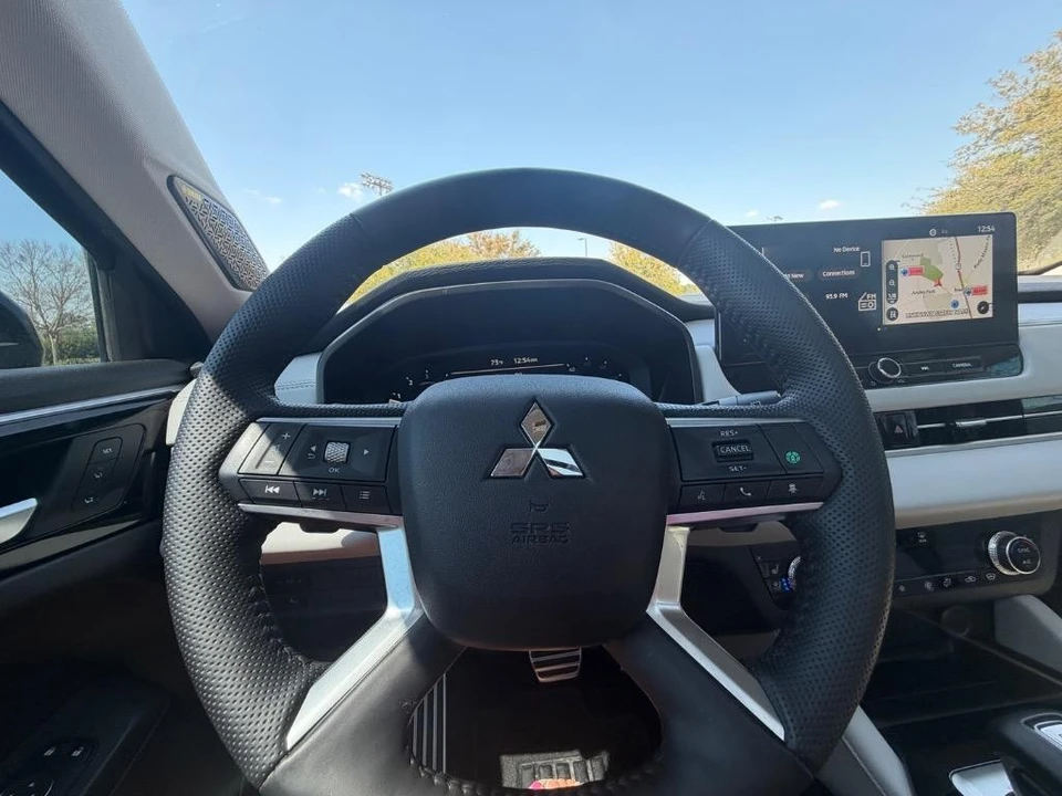 2025 Mitsubishi Outlander - Image 13 of 31