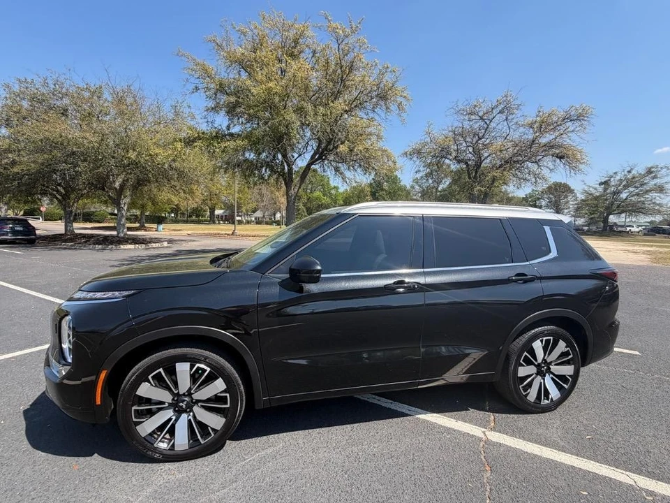 2025 Mitsubishi Outlander - Image 2 of 31