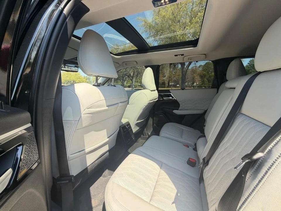 2025 Mitsubishi Outlander - Image 26 of 31