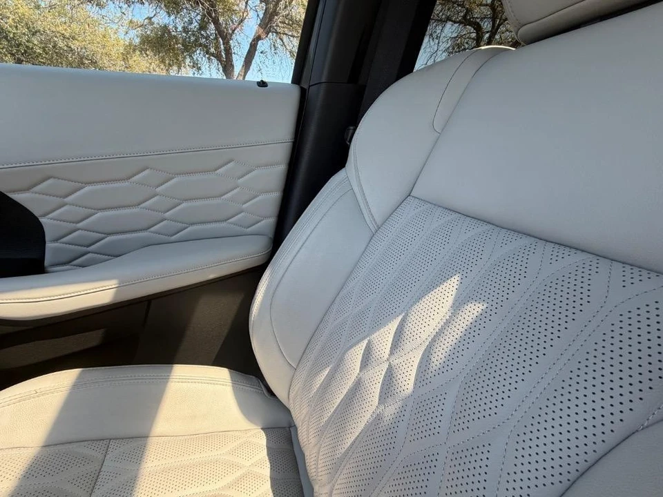 2025 Mitsubishi Outlander - Image 25 of 31
