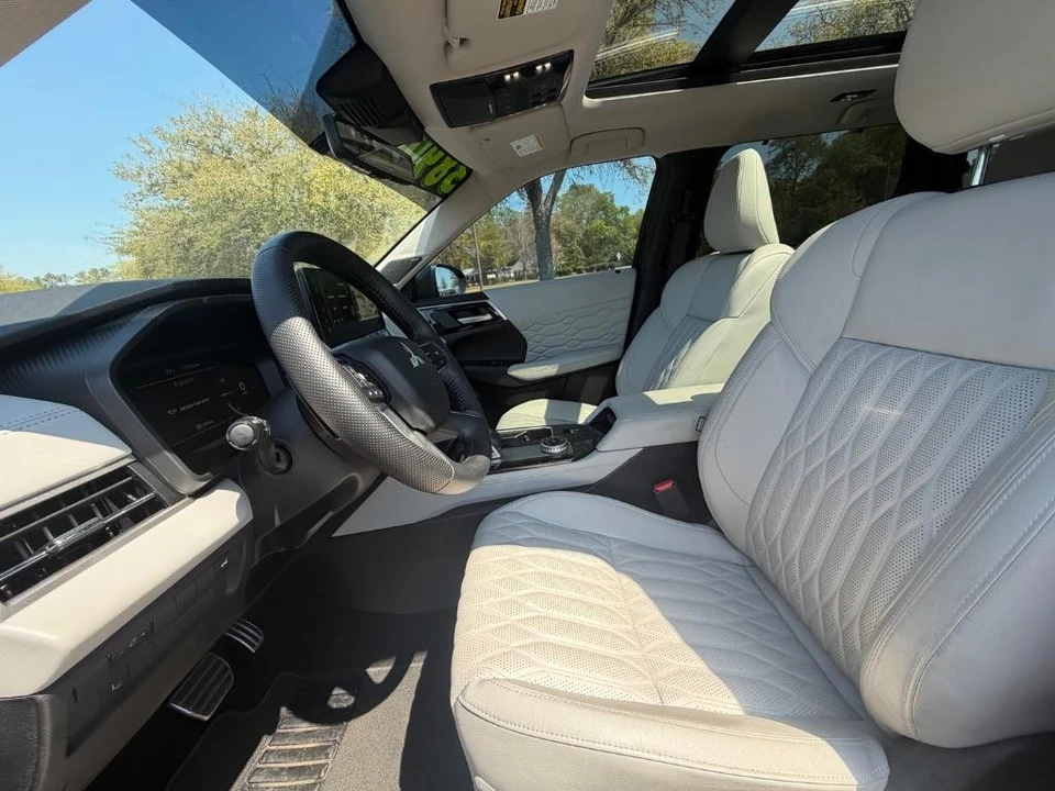 2025 Mitsubishi Outlander - Image 9 of 31