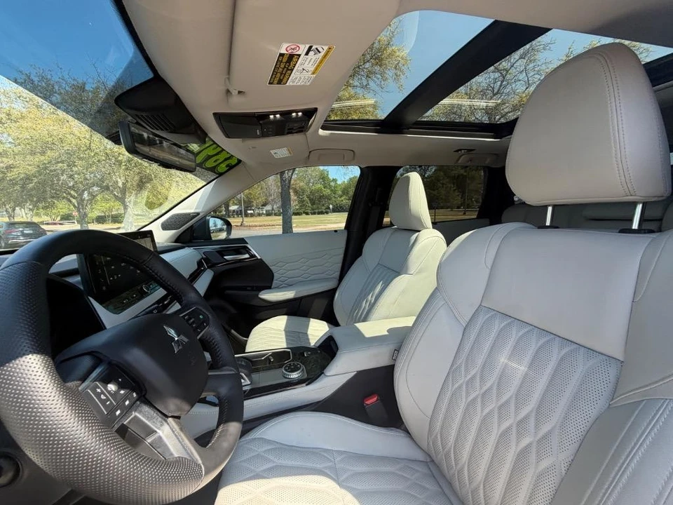 2025 Mitsubishi Outlander - Image 10 of 31