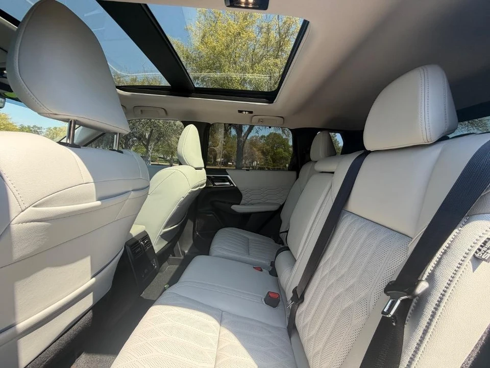2025 Mitsubishi Outlander - Image 27 of 31