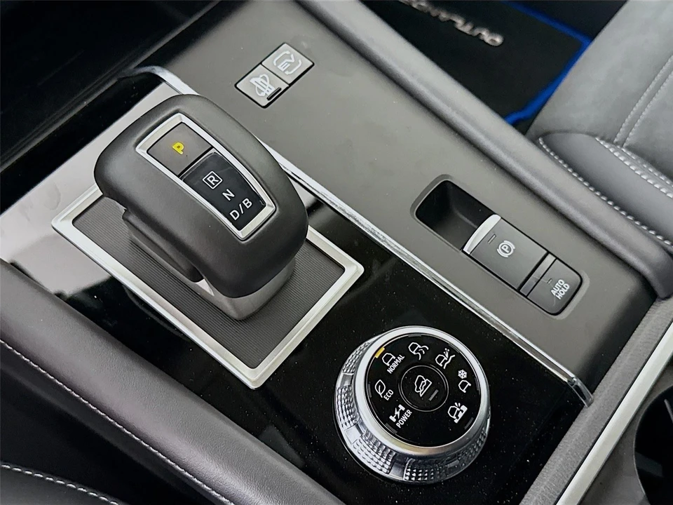 2025 Mitsubishi Outlander - Image 16 of 21