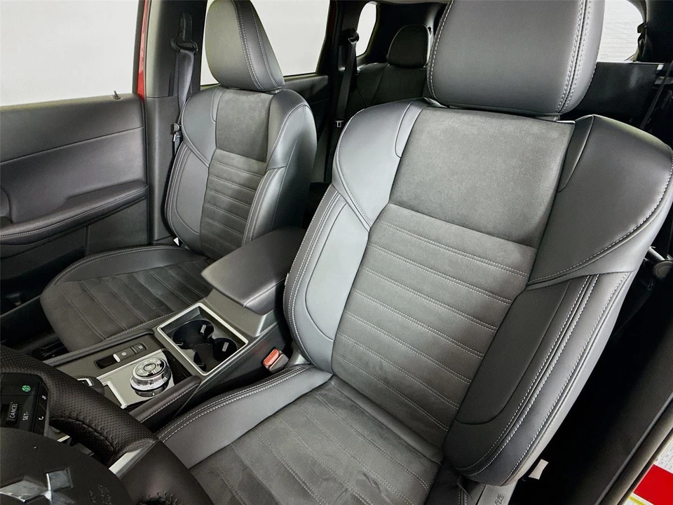 2025 Mitsubishi Outlander - Image 20 of 21