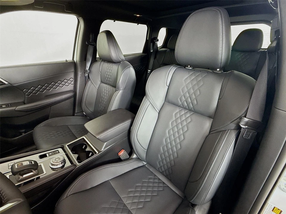 2025 Mitsubishi Outlander - Image 21 of 21