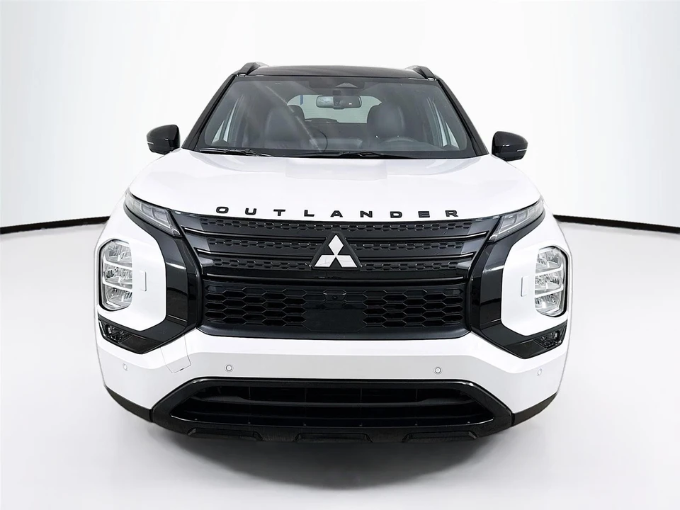 2025 Mitsubishi Outlander - Image 2 of 21