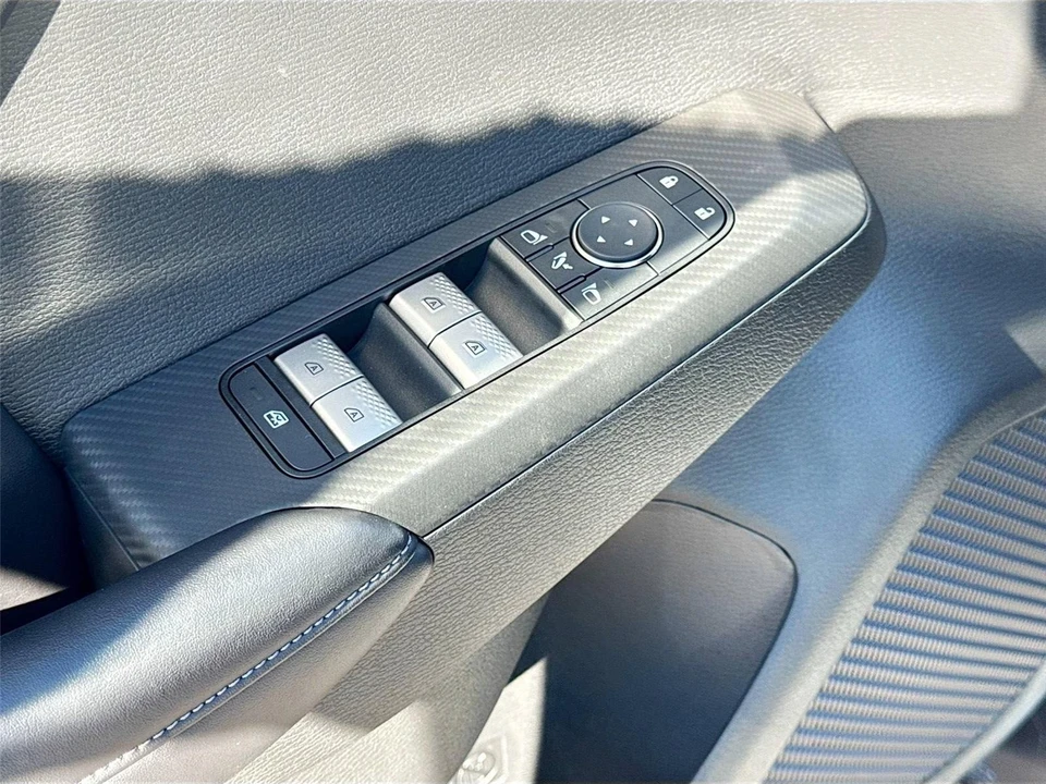 2025 Mitsubishi Outlander - Image 18 of 21