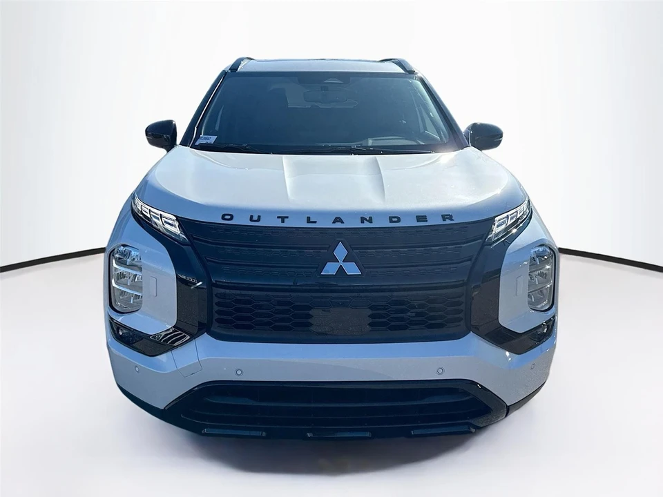 2025 Mitsubishi Outlander - Image 2 of 21