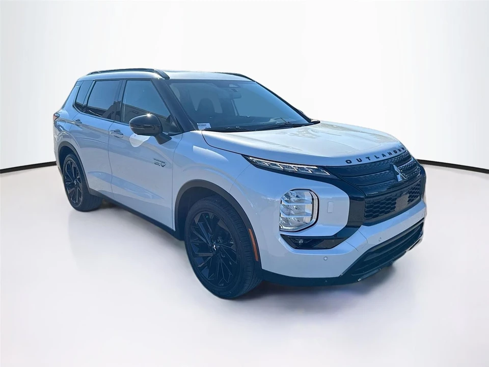 2025 Mitsubishi Outlander - Image 2 of 21