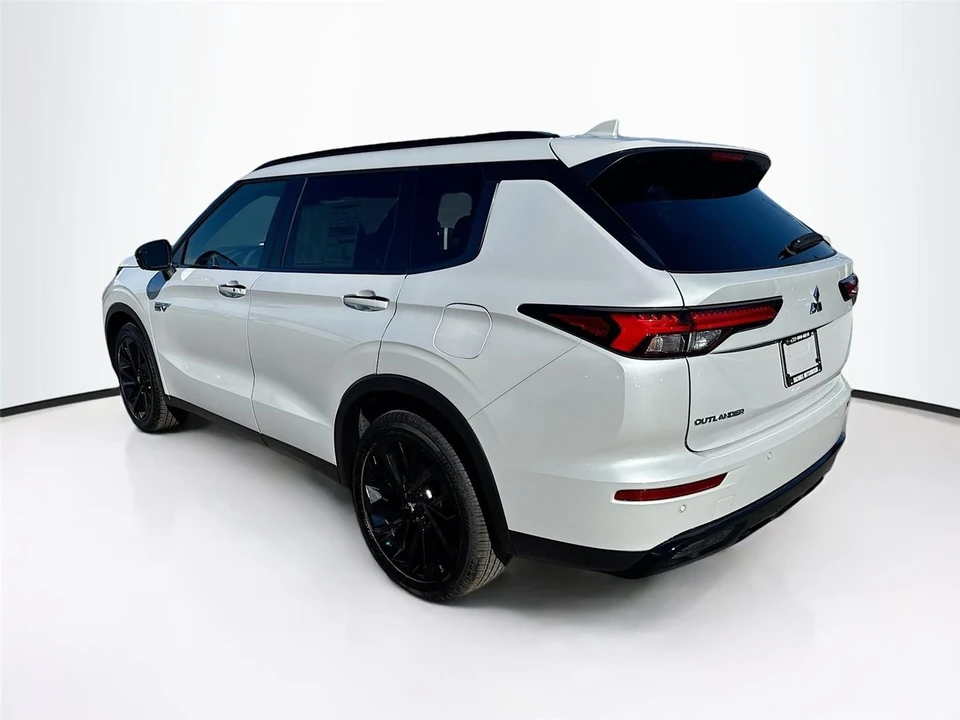 2025 Mitsubishi Outlander - Image 5 of 21