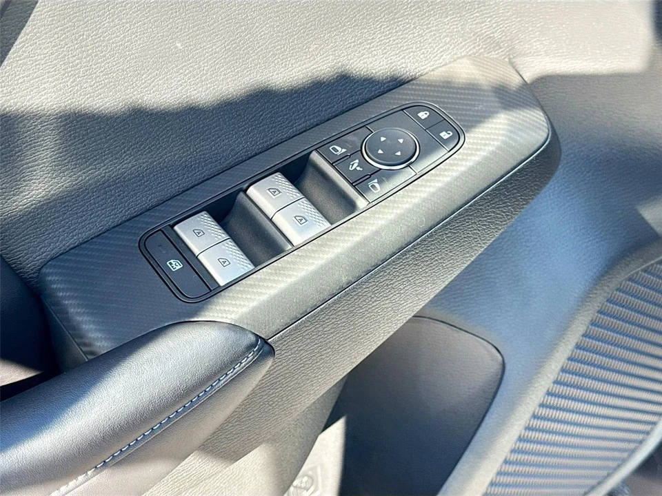 2025 Mitsubishi Outlander - Image 18 of 21