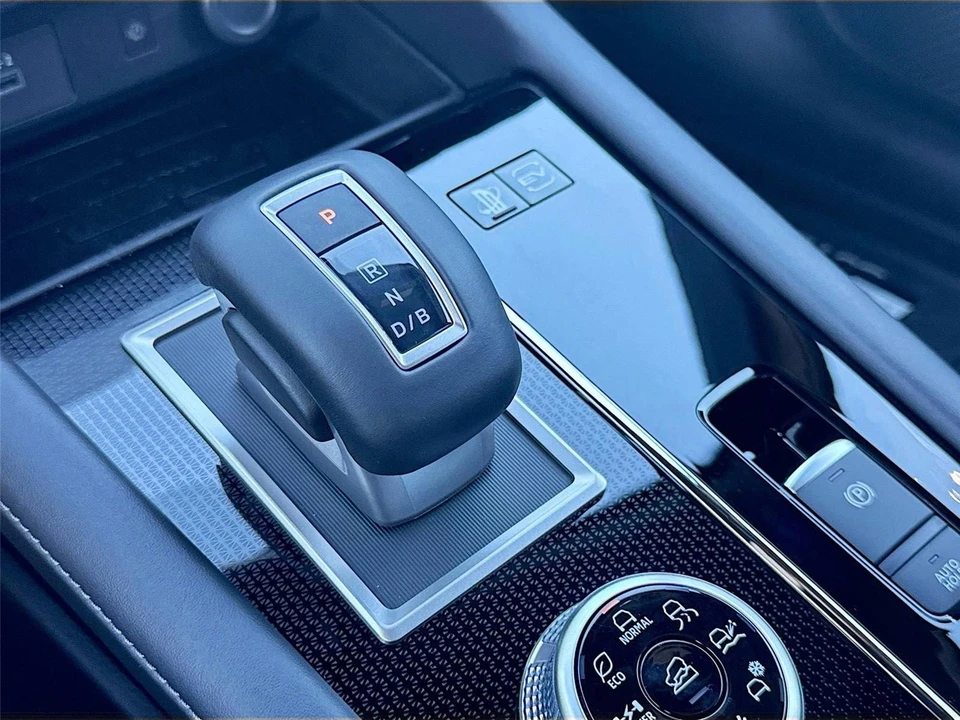 2025 Mitsubishi Outlander - Image 17 of 21