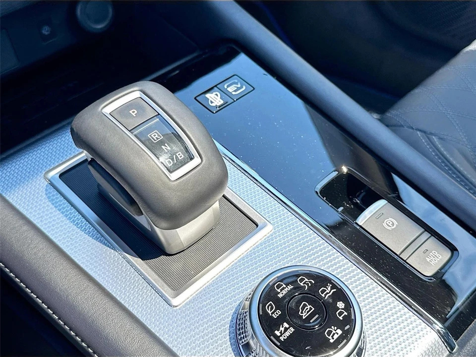 2025 Mitsubishi Outlander - Image 17 of 21