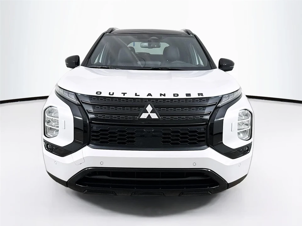 2025 Mitsubishi Outlander - Image 2 of 21
