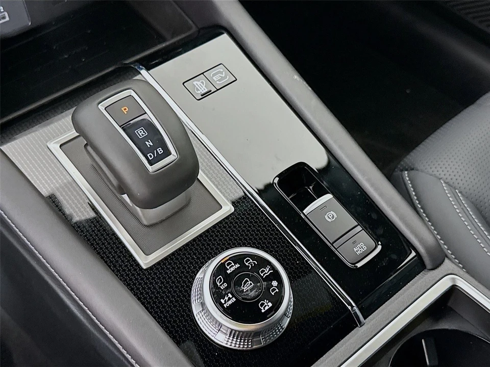 2025 Mitsubishi Outlander - Image 17 of 21