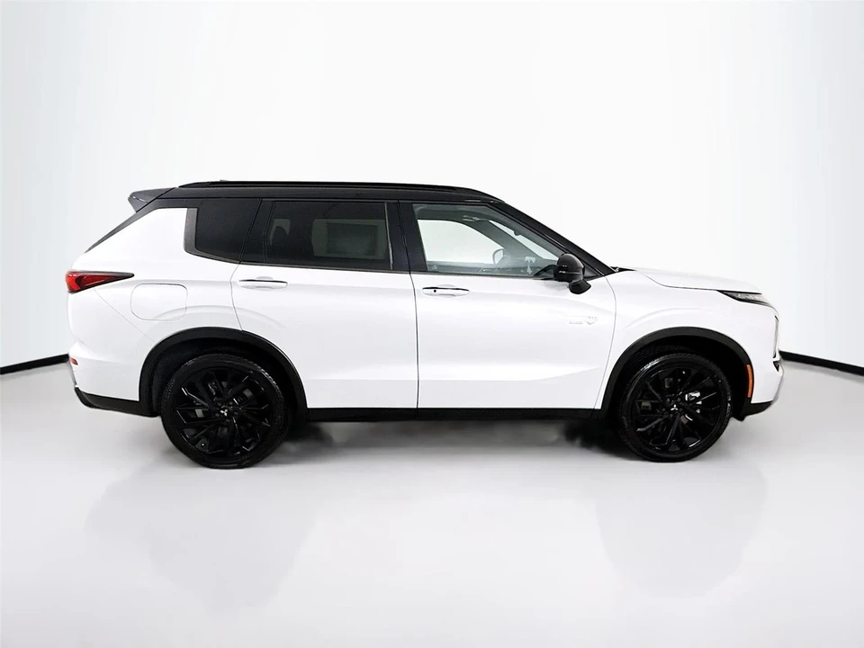 2025 Mitsubishi Outlander - Image 8 of 21