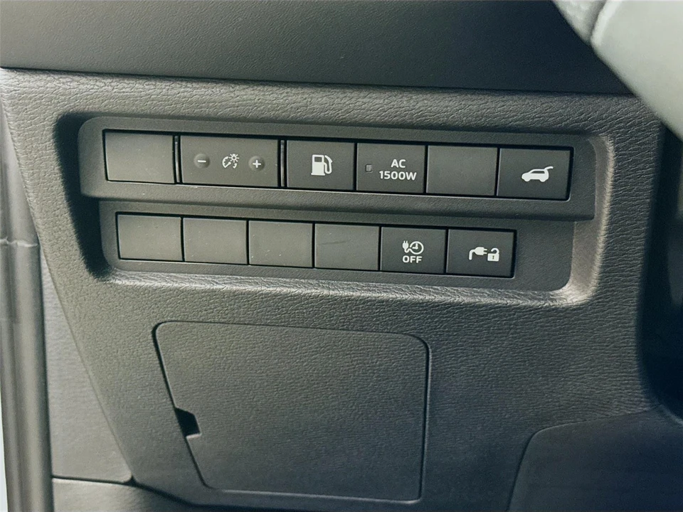 2025 Mitsubishi Outlander - Image 10 of 21