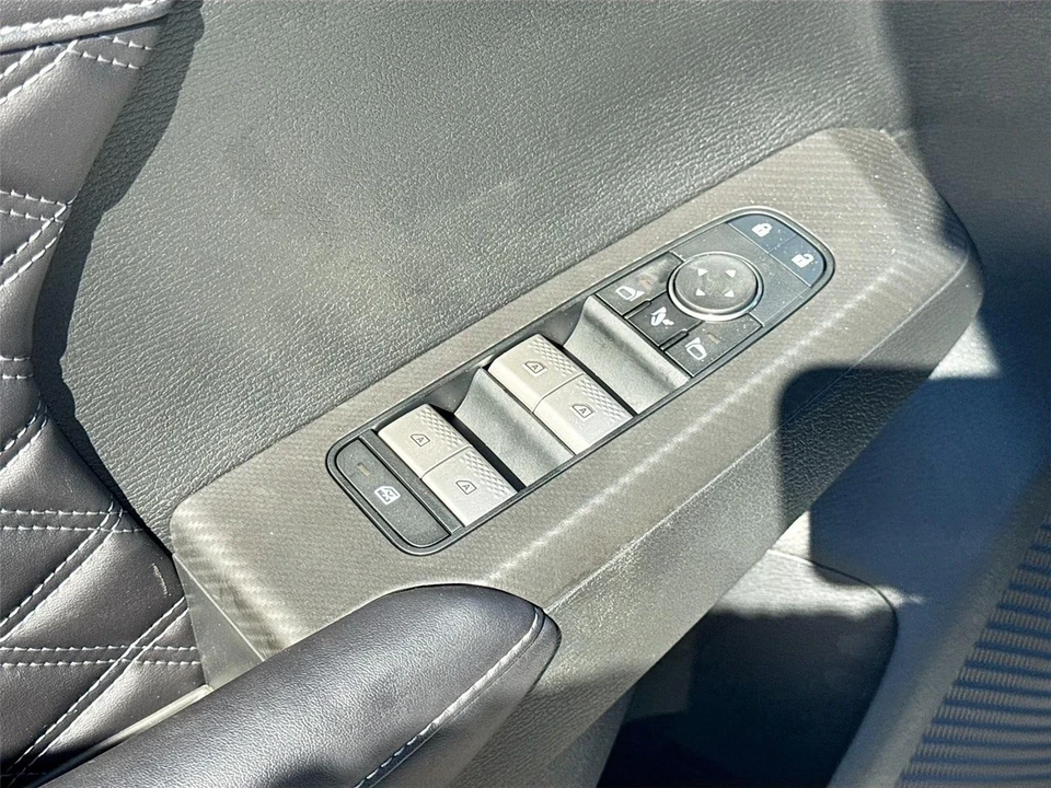 2025 Mitsubishi Outlander - Image 18 of 21
