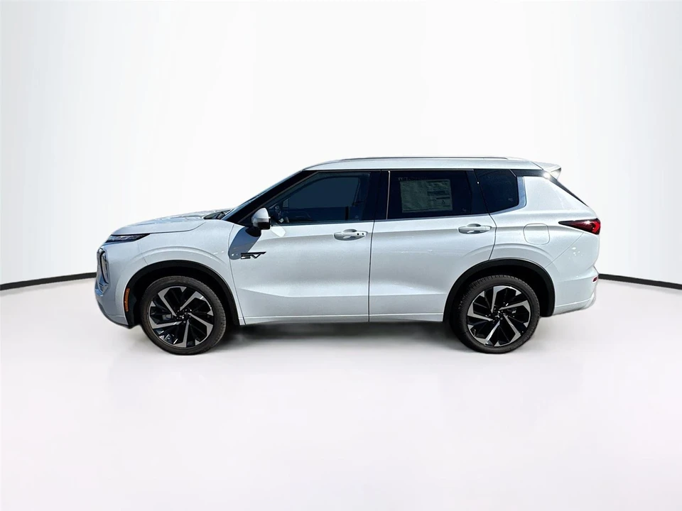 2025 Mitsubishi Outlander - Image 4 of 21