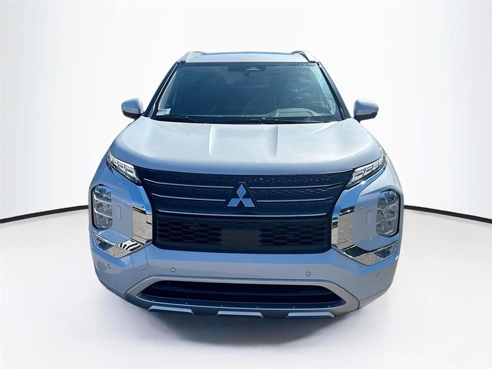 2025 Mitsubishi Outlander - Image 2 of 21