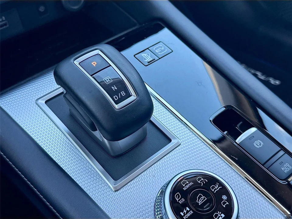 2025 Mitsubishi Outlander - Image 17 of 21