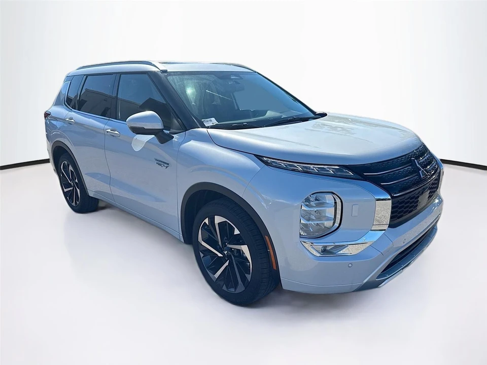 2025 Mitsubishi Outlander - Image 2 of 21
