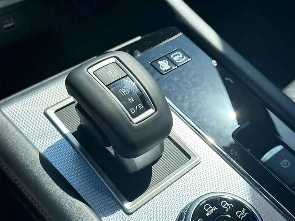 2025 Mitsubishi Outlander - Image 17 of 21