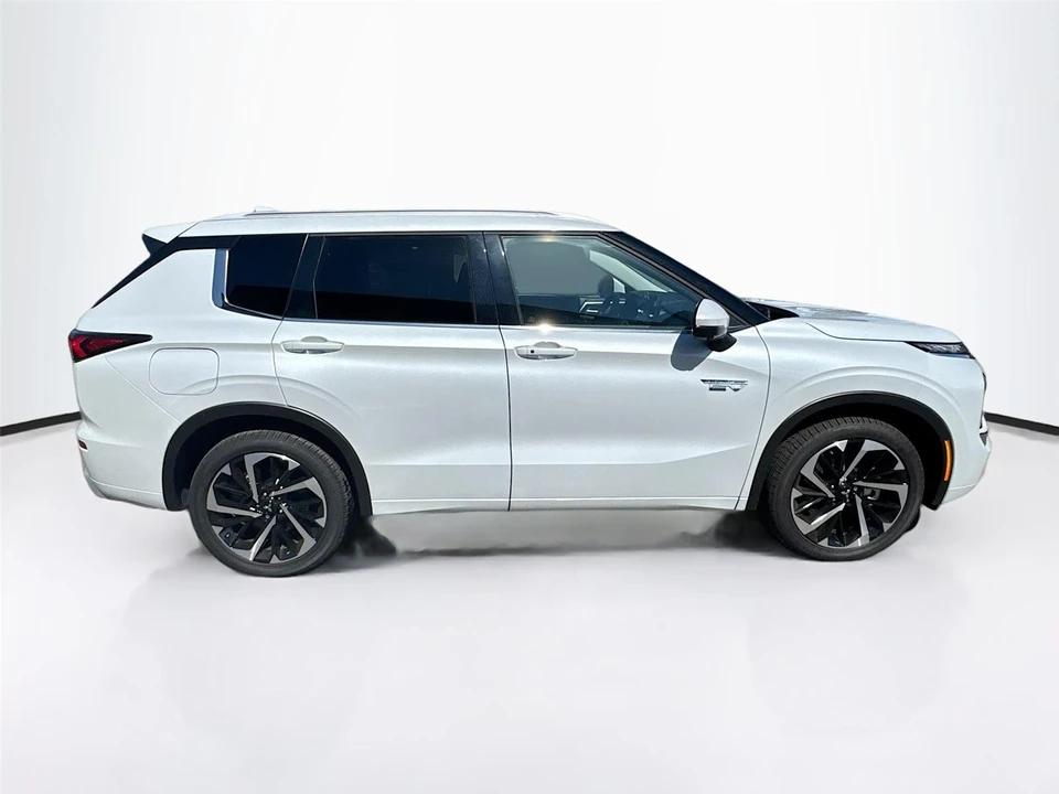 2025 Mitsubishi Outlander - Image 8 of 21