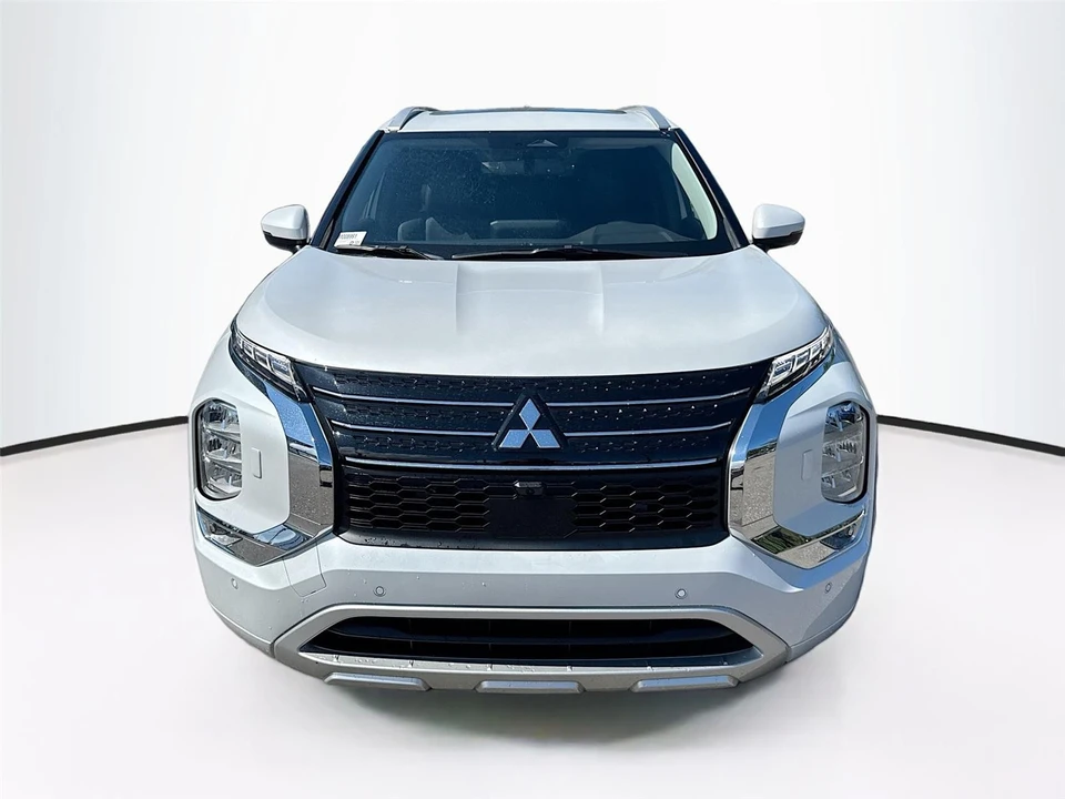 2025 Mitsubishi Outlander - Image 2 of 21