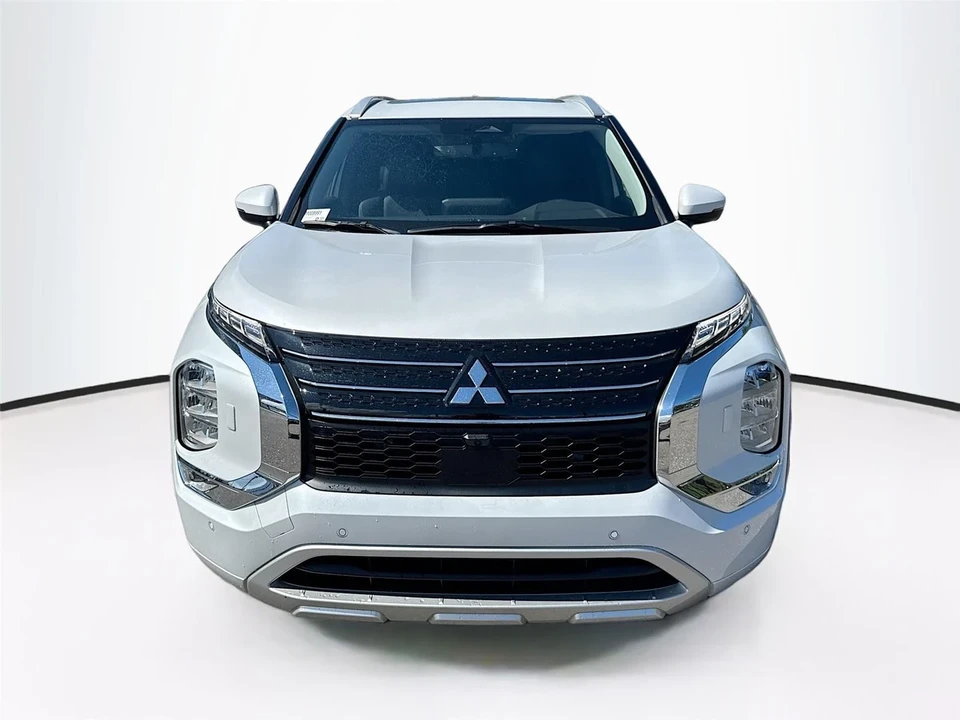 2025 Mitsubishi Outlander - Image 2 of 21